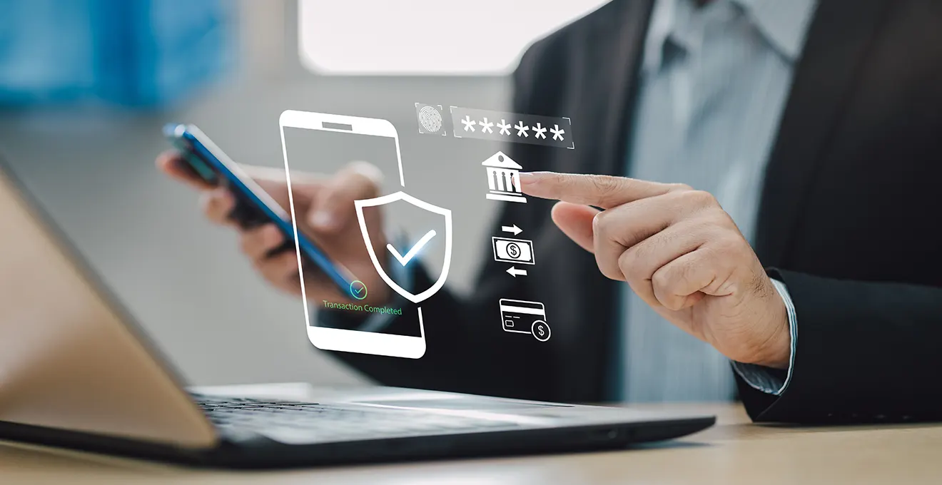 Entrepreneur vérifiant son compte bancaire professionnel sur ordinateur portable en soirée dans l'arrière-boutique de son commerce