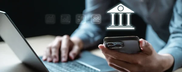 Professionnel consultant son application bancaire sur smartphone à la terrasse d'un café en environnement urbain français